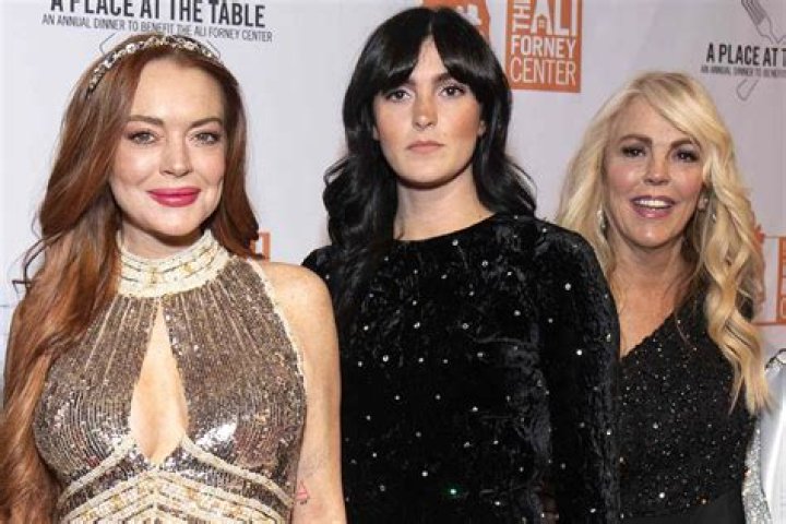 Dina Lohan Blames Lindsay's Downfall on Heath Ledger Dying ·