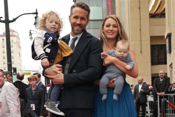 Does Ryan Reynold have a twin? Does Ryan Reynolds have siblings? Is Ryan Reynolds related to Burt Re