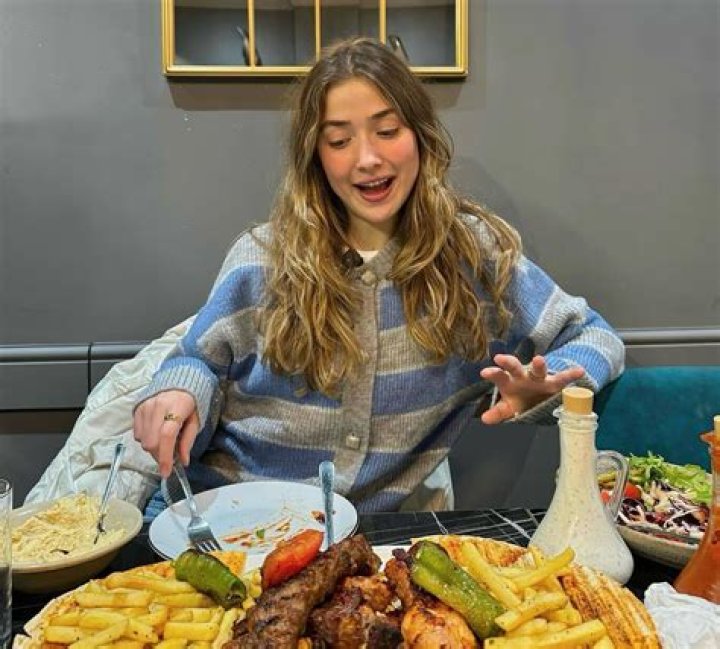 Emine Zeliha Akpinar Height, Weight, Net Worth, Age, Birthday, Wikipedia, Who, Instagram, Biography