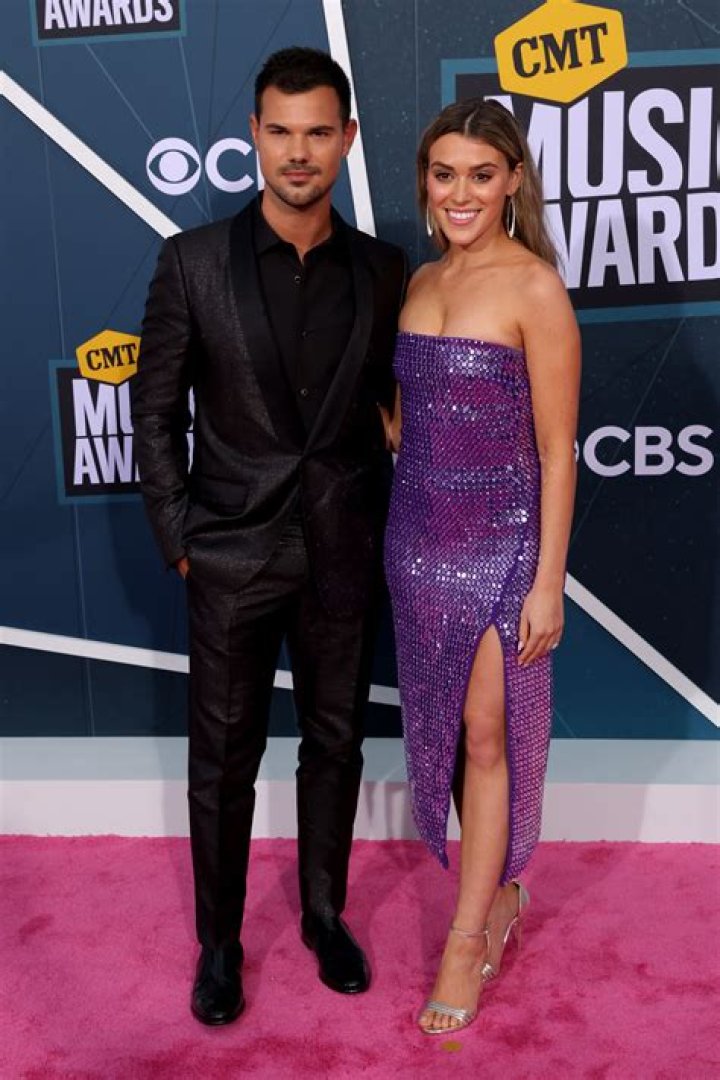 Is Taylor Lautner even native? Celebrity.fm #1 Official Stars, Business & People Network, Wi