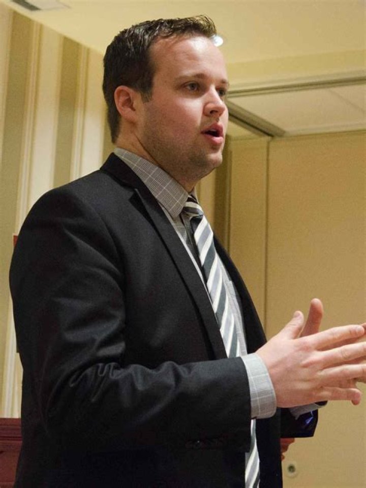 Josh Duggar tossed into solitary, could spend months without calls after sneaking phone into prison ·