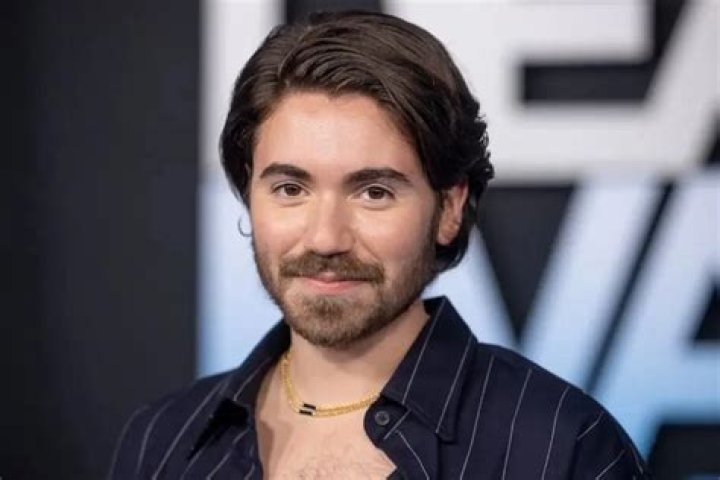 Noah Galvin- Wiki, Biography, Age, Height, Net Worth, Relationship