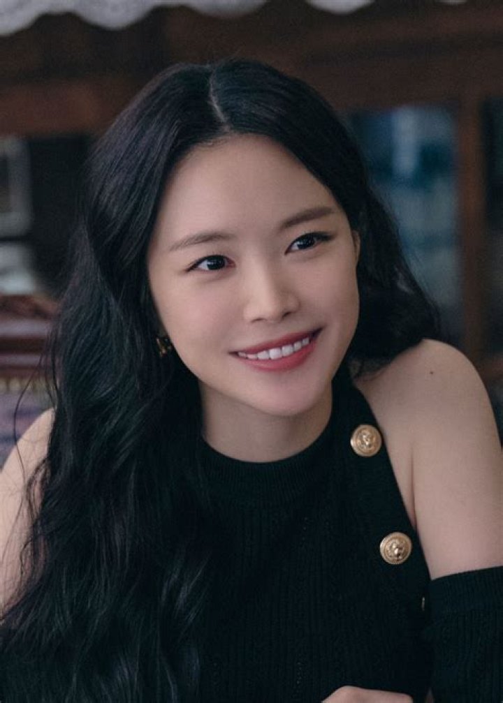 Son Na-eun Biography, Age, Height, Husband, Net Worth, Family