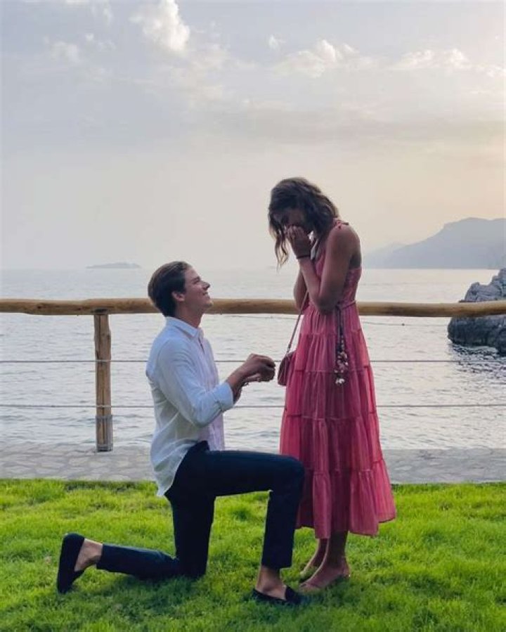 Taylor Hill And Boyfriend Daniel Fryer Are Engaged – Meet Him On Instagram ·