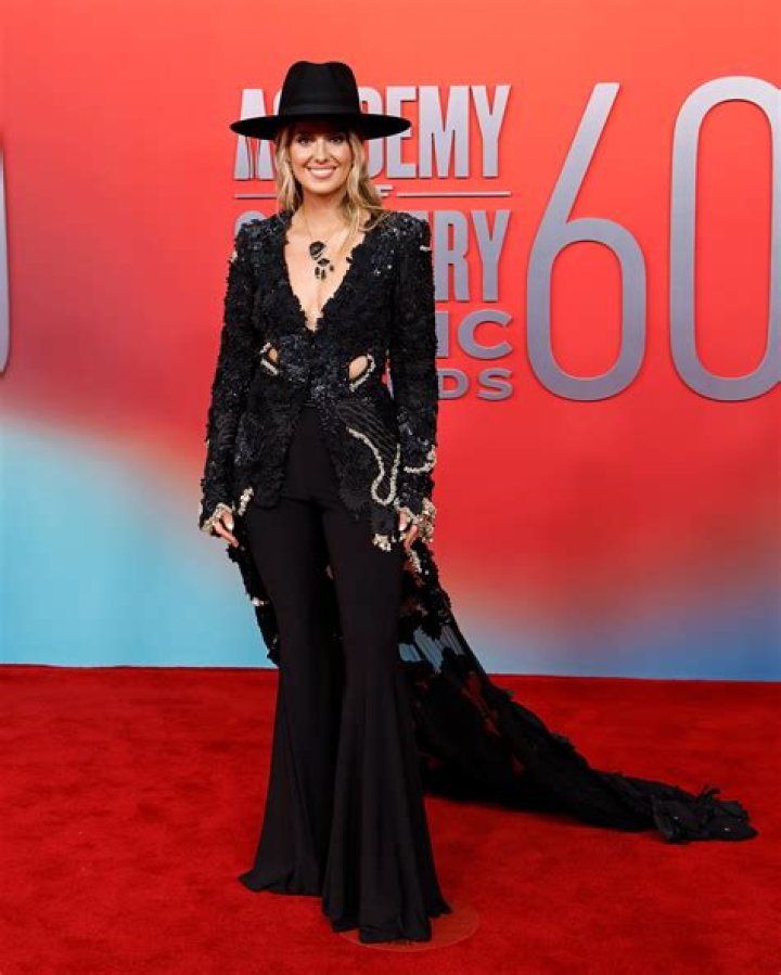 Unveiling Lainey Wilson's ACM Outfit: Secrets And Style Decoded
