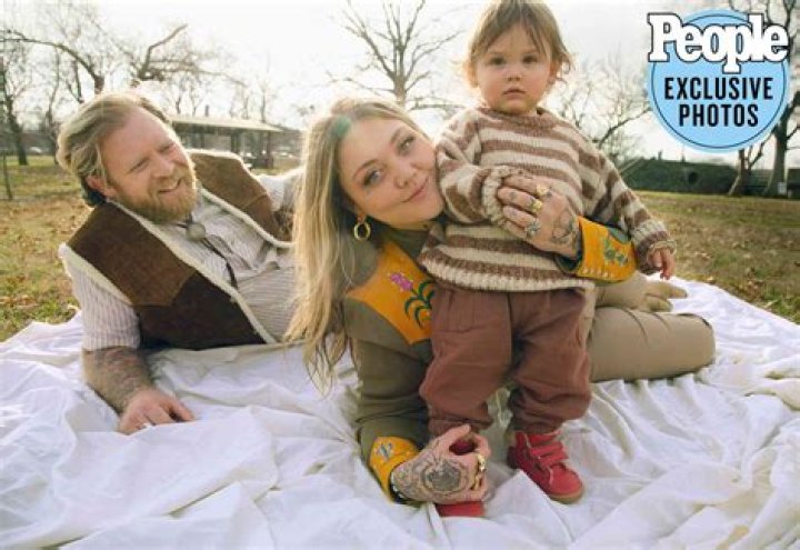 Who are Elle kings parents? Celebrity.fm #1 Official Stars, Business & People Network, Wiki,