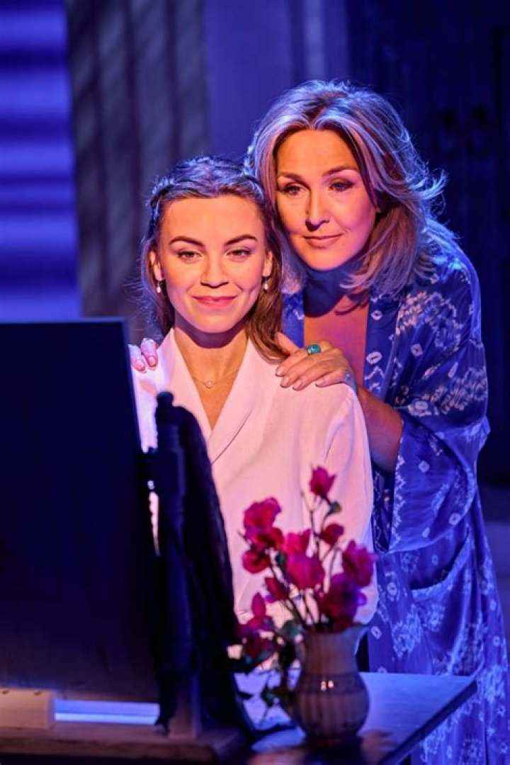 Who does Donna end up with in that 70s show? ·